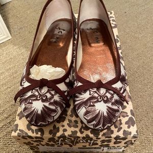 Women’s brown and white FS/NY flats